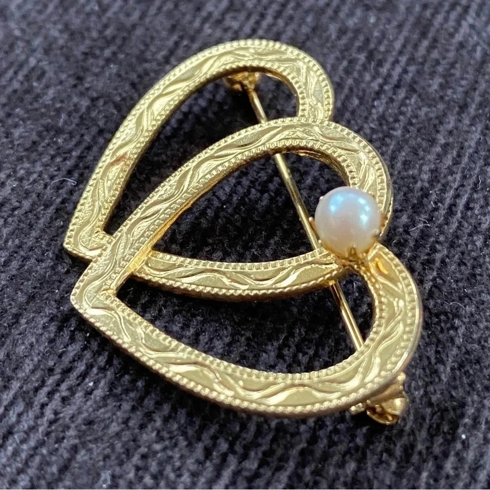 Sweetheart Lovers Etched Gold Tone Heart Brooch Pin